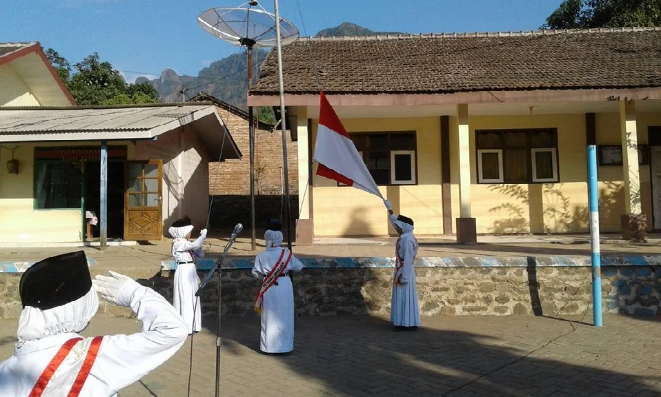 Upacara Bendera Khidmat & Pembinaan Karakter Disiplin