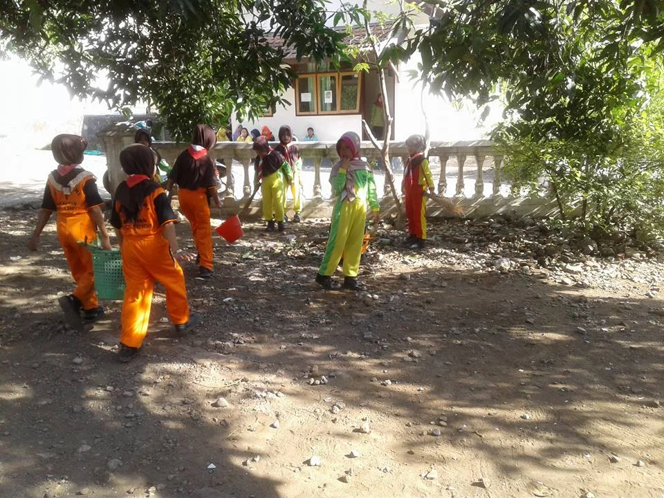 Gotong Royong Kebersihan Lingkungan & Sekolah Adiwiyata